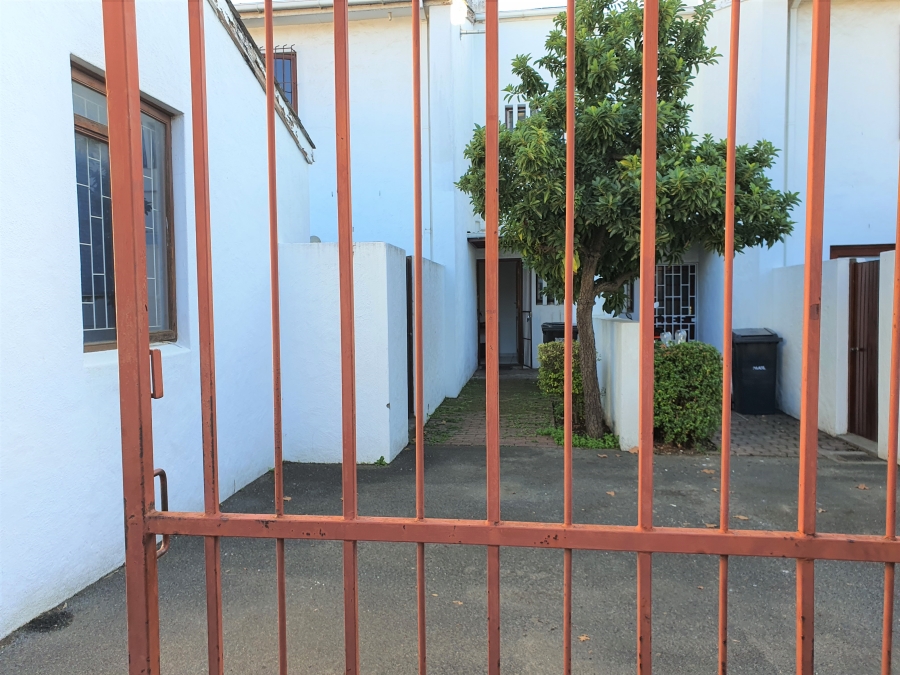 To Let 3 Bedroom Property for Rent in Esterville Western Cape